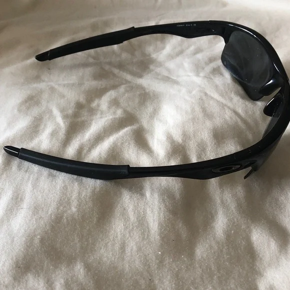 OAKLEY Sunglasses with Polarized Lenses & Trio of Microbag Lens Cleaners 😎 - Picture 4 of 8